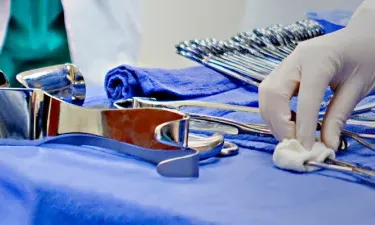 路易斯安那州新奥尔良的外科技术人员正在为手术消毒工具