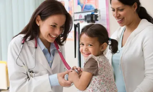 儿科执业护士微笑与儿童病人测量心率